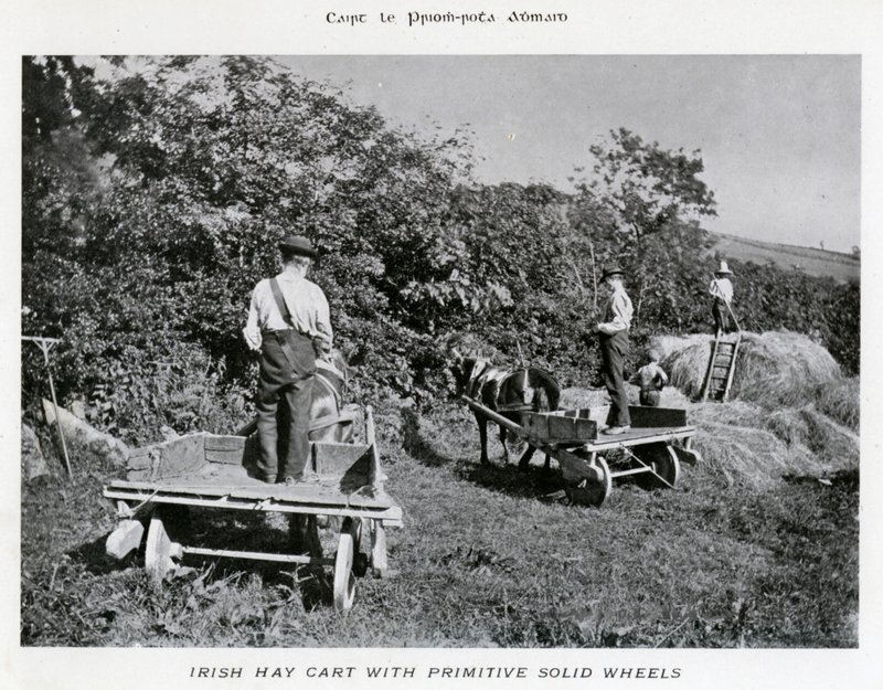 Ierse hooiwagen met primitieve massieve wielen (zwart-wit foto) door Karl Karlovich Piratsky