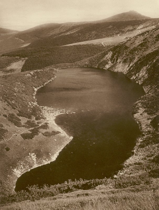 Der grosse Teich und die Schneekoppe (Riesengebirge) door Kurt Hielscher