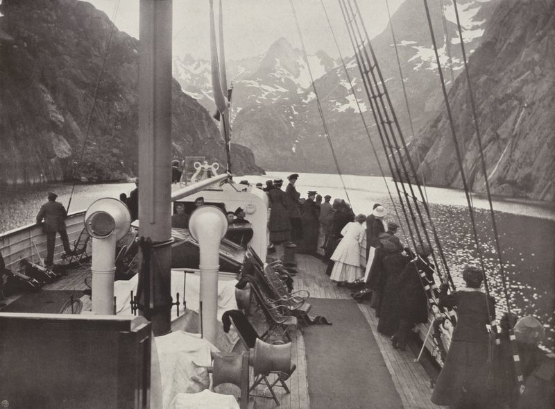 Toeristenstoomboot in Trold Fjord door Norwegian Photographer