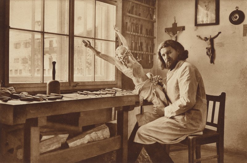 Houtsnijderswerkplaats in Oberammergau, Alois Lang, de vertegenwoordiger van Christus in het Passiespel 1930 door Otto Ballerstedt
