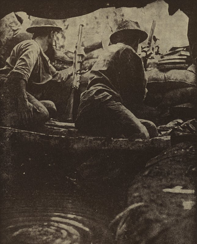 Australische soldaten in een met water gevulde schuttersput, Sanananda, Nieuw-Guinea, Tweede Wereldoorlog door Photographer Australian