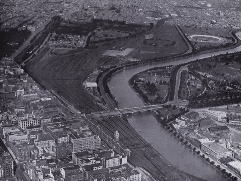 Melbourne: Een luchtfoto van de Jolimont Spooryards en de Yarra Rivier, met een klein deel van de stad en Richmond in de verte door Photographer Australian