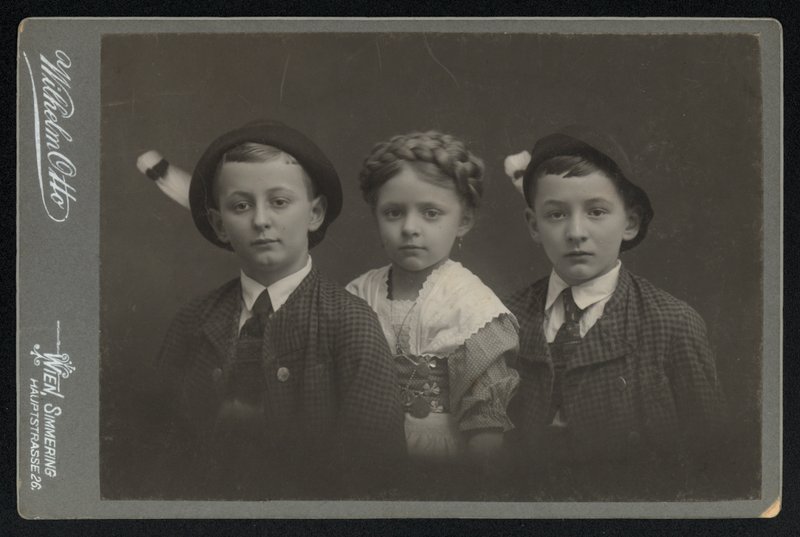 Portret van drie Oostenrijkse kinderen door Austrian Photographer