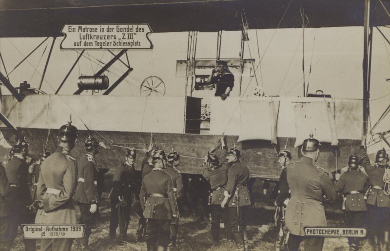 Een matroos in de gondel van Zeppelin LZ III op het schietterrein van Tegel, Berlijn door Photographer German