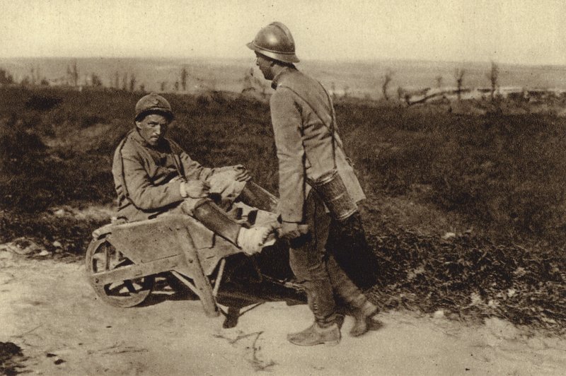 Gevangen Franse soldaat vervoert zijn gewonde kameraad in een kruiwagen, Eerste Wereldoorlog door Photographer German