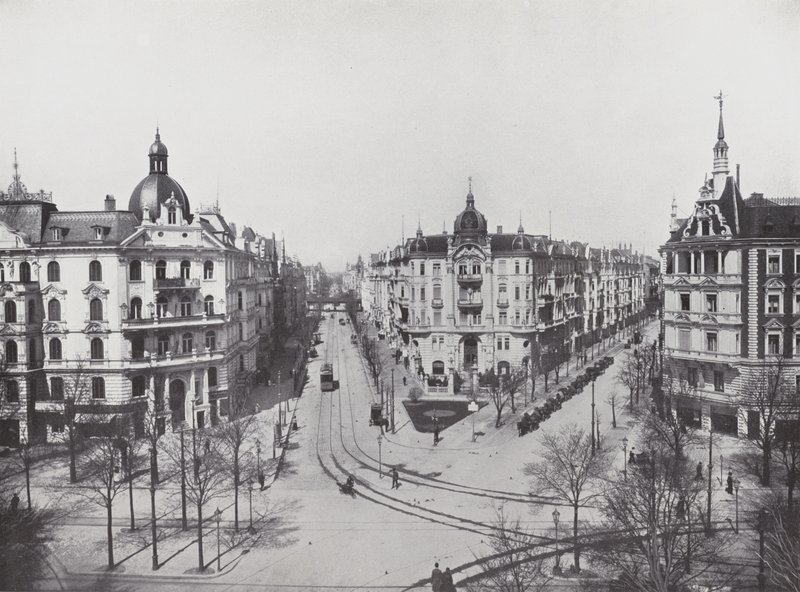 Charlottenburg, Kurfürstendamm, hoek Uhland- en Grolmannstraat door Photographer German