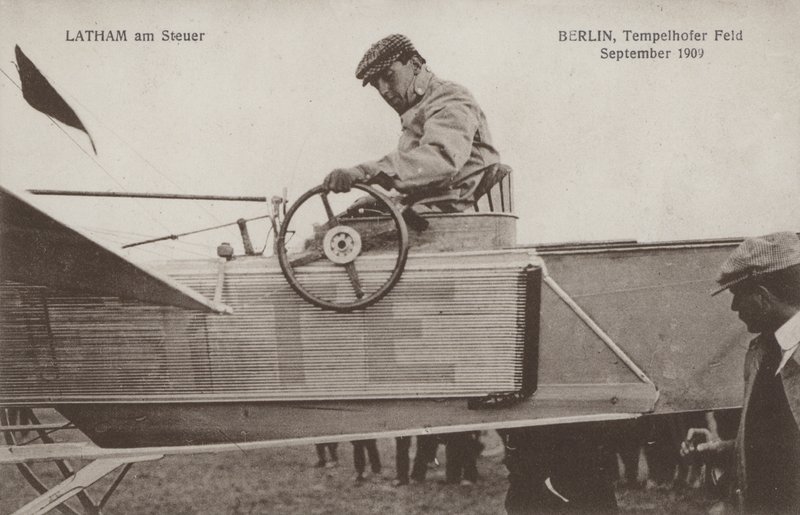 Franse vliegenier Hubert Latham aan de besturing van zijn vliegtuig, Tempelhof vliegveld, Berlijn, september 1909 door Photographer German