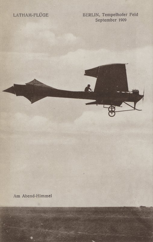 Franse vliegenier Hubert Latham vliegt over vliegveld Tempelhof, Berlijn, september 1909 door Photographer German