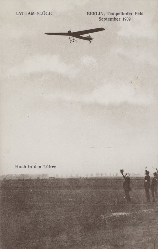 Franse vliegenier Hubert Latham vliegt over het Tempelhof vliegveld, Berlijn, september 1909 door Photographer German