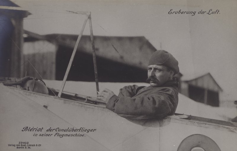 Franse vliegenier Louis Bleriot, de eerste die het Kanaal overvloog, in zijn eenvleugelvliegtuig door Photographer German
