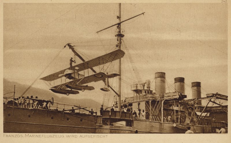 Frans marinevliegtuig wordt op een schip getild door Photographer German