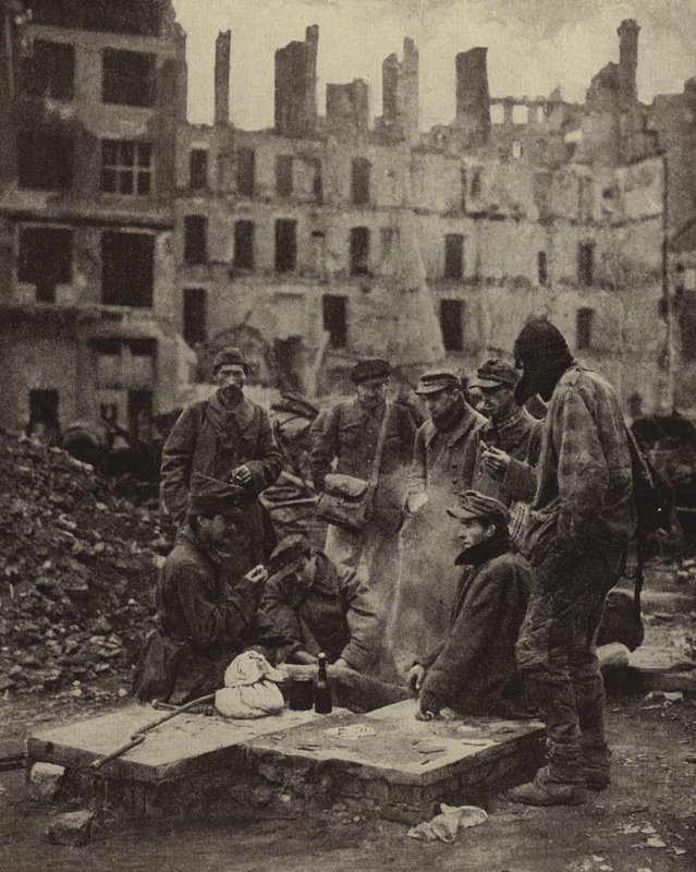 Duitse krijgsgevangenen vrijgelaten uit gevangenschap in de Sovjet-Unie te midden van de ruïnes van Berlijn door Photographer German