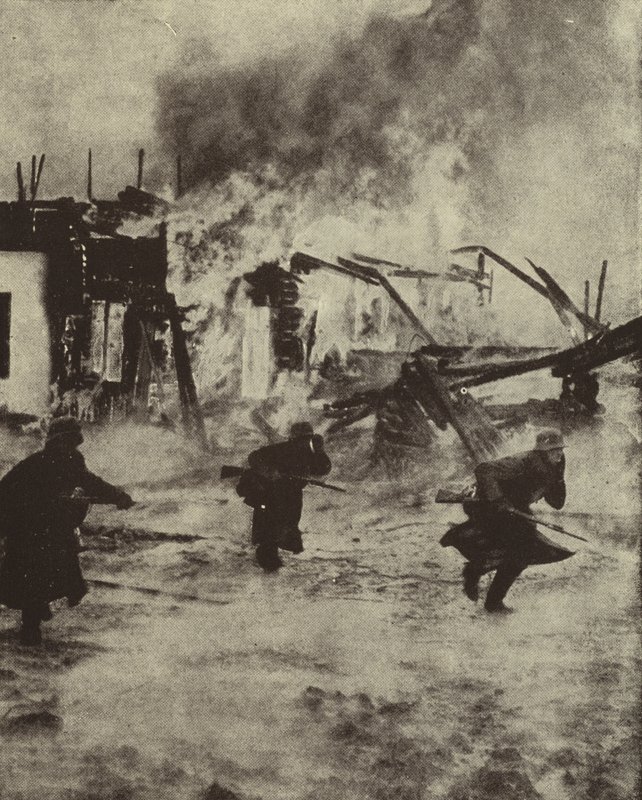 Duitse soldaten die door de brandende ruïnes van Rotterdam trekken na het bombardement door de Luftwaffe, Tweede Wereldoorlog, mei 1940 (zwart-wit foto) door Photographer German