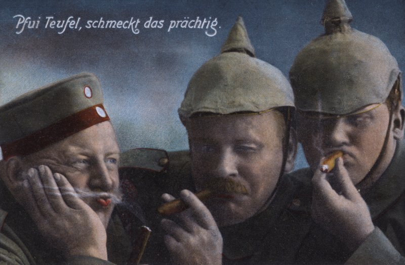 Duitse soldaten genieten van sigaren door Photographer German
