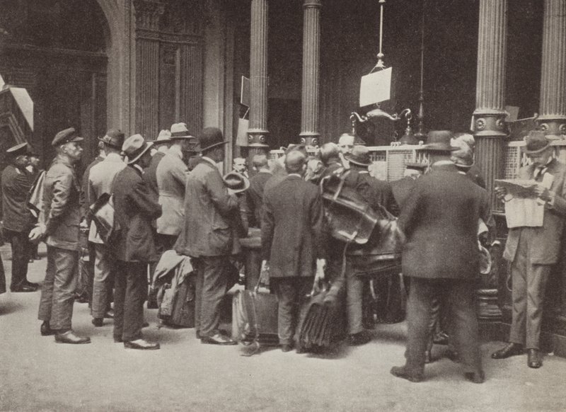 Hyperinflatie in Weimar Duitsland: leden van het publiek in de rij voor de Reichsbank in Berlijn met koffers om hun geld te dragen, juli 1923 door Photographer German