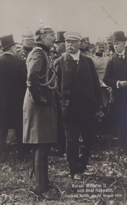 Kaiser Wilhelm II en Duitse luchtschipbouwer Graaf Ferdinand von Zeppelin op vliegveld Tegel, Berlijn, 29 augustus 1909 door Photographer German