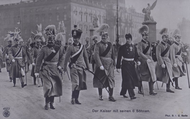 Kaiser Wilhelm II van Duitsland en zijn zes zonen in militair uniform door Photographer German