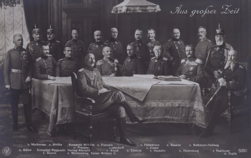 Kaiser Wilhelm II van Duitsland met senior Duitse militaire commandanten door Photographer German