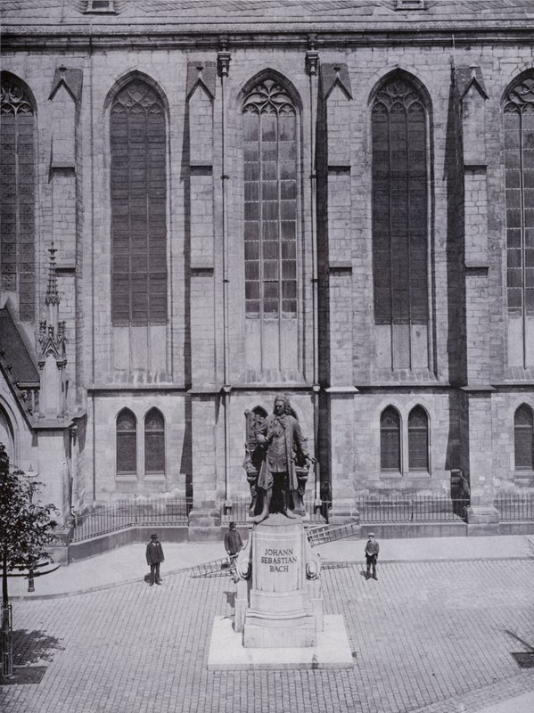 Leipzig: Thomaskirche met Bachdenkmal door Photographer German