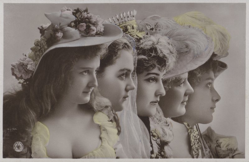 Rij vrouwen in historische kleding door Photographer German