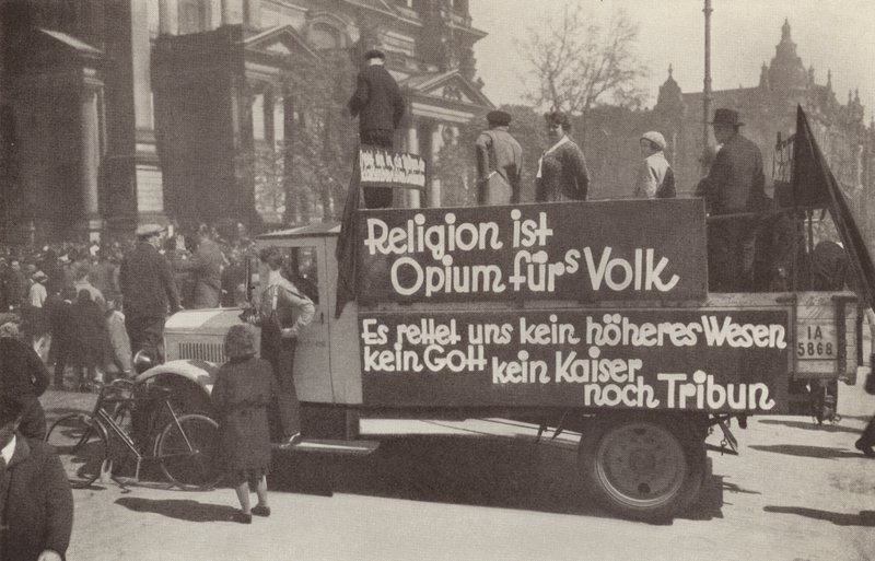 Vrachtwagen beklad met communistische slogans op de straten van Berlijn, Duitsland door Photographer German