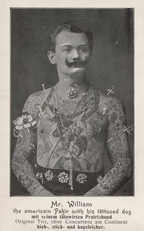 Mr William, de Amerikaanse fakir met zijn getatoeëerde hond door Photographer German