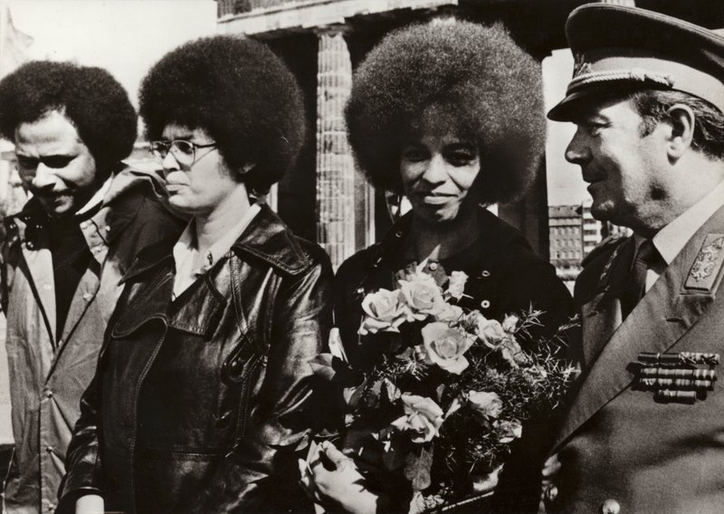 Op 11 september 1972 werd de moedige Amerikaanse communist en burgerrechtenverdediger Angela Davis hartelijk verwelkomd door de soldaten van het Nationale Volksleger van de Duitse Democratische Republiek bij de Brandenburger Tor door Photographer German