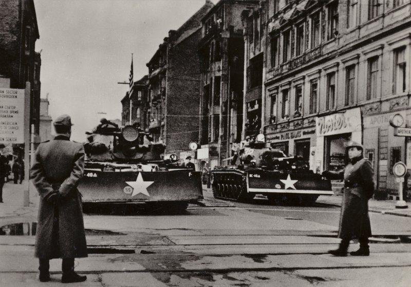 Bijzonder ernstige provocaties begonnen tussen 24 en 28 oktober 1961 toen zwaarbewapende Amerikaanse soldaten, ondersteund door tanks, herhaaldelijk de staatsgrens van de Duitse Democratische Republiek schonden door Photographer German