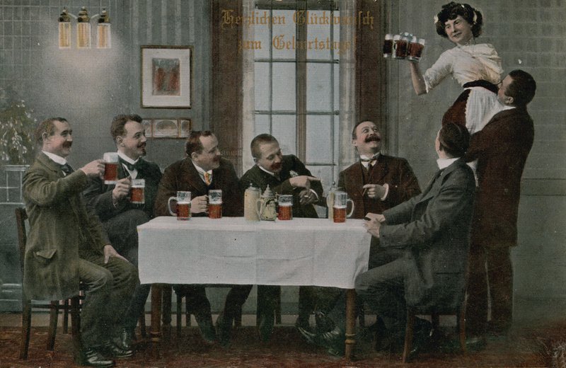 Ansichtkaart van Duitsers die bier drinken en plezier hebben met de serveerster, verzonden in 1913 door Photographer German
