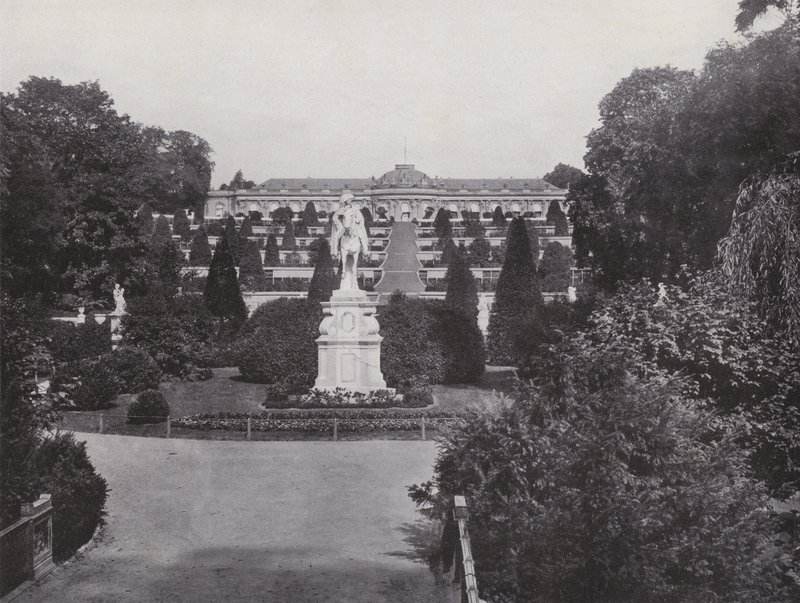 Potsdam, Denkmal Friedrich Des Grossen Und Blick Auf Das Schloss Sanssouci door Photographer German