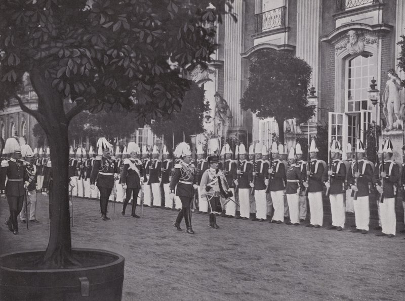 Potsdam, ontvangst van de prins door de keizer in het Neues Palais door Photographer German
