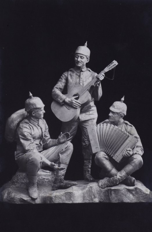Beeldhouwwerk dat een groep Duitse soldaten uit de Eerste Wereldoorlog toont die muziek maken door Photographer German