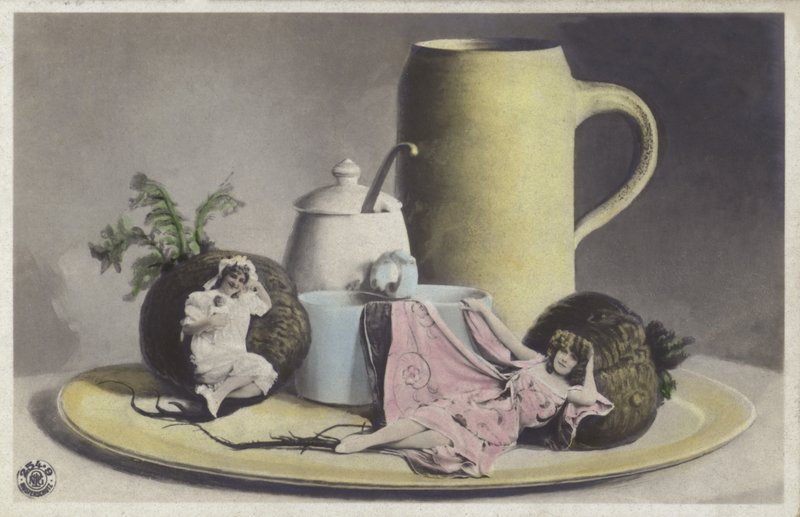 Kleine meisjes op een dienblad met servies door Photographer German