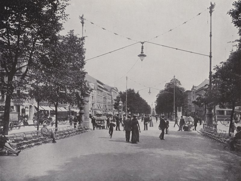 Unter Den Linden, Mittelallee en Uitzicht op het Monument van Frederik de Grote door Photographer German