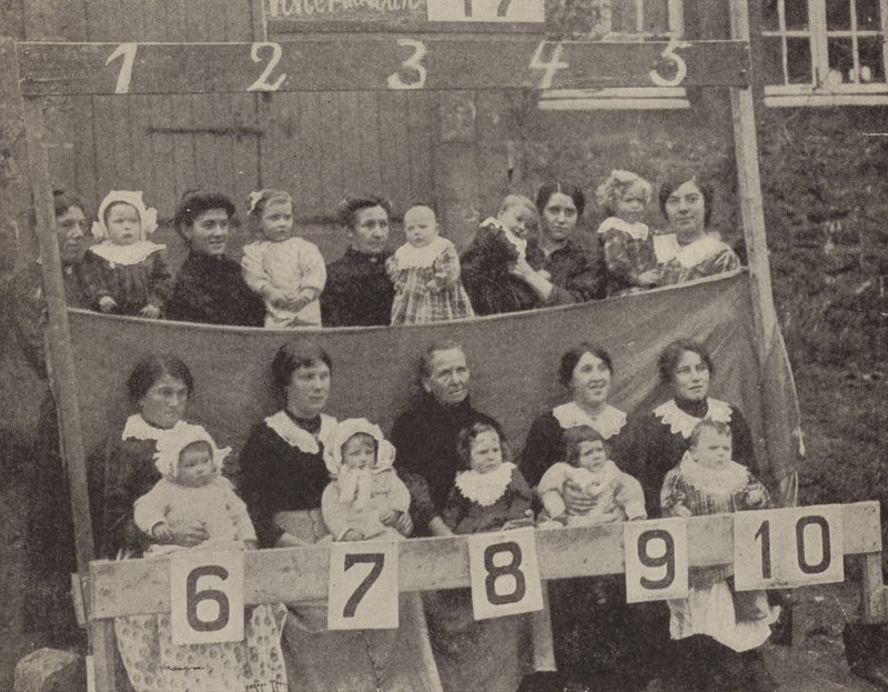 Vrouwen en kinderen van bezet Noord-Frankrijk poseren voor een Duitse foto door Photographer German