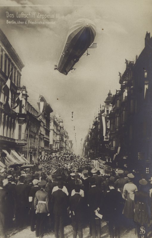 Zeppelin LZ III vliegend boven Friedrichstrasse, Berlijn door Photographer German