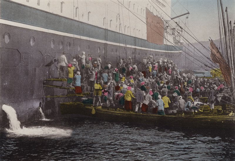 Japan, ca. 1912: Kolen op het schip in de haven van Nagasaki door Photographer Japanese