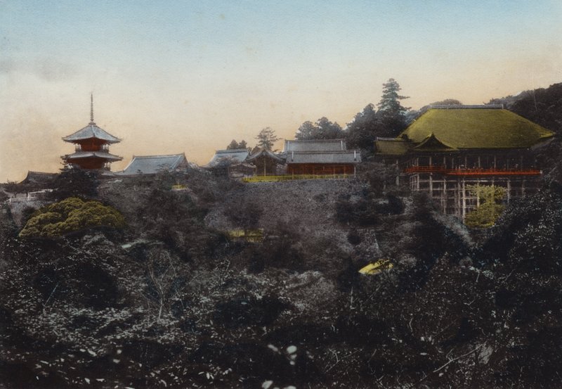 Japan, ca. 1912: Kiyomizu Tempel bekend om zijn hangend podium aan de rand van een afgrond en een prachtig uitzicht over de stad Kyoto door Photographer Japanese