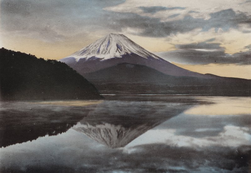 Japan, ca. 1912: Mount Fuji vanaf het Shoji-meer door Photographer Japanese