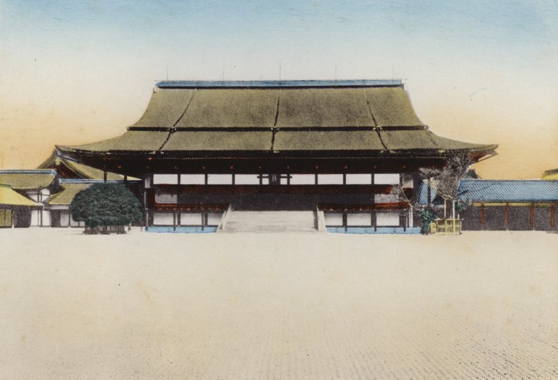 Japan, ca. 1912: Shishinden Hal in het Kyoto Paleis, gebruikt voor nieuwjaarsontvangst en andere grote ceremonies; De kroning van de huidige keizer vond hier plaats in 1868, Kyoto door Photographer Japanese