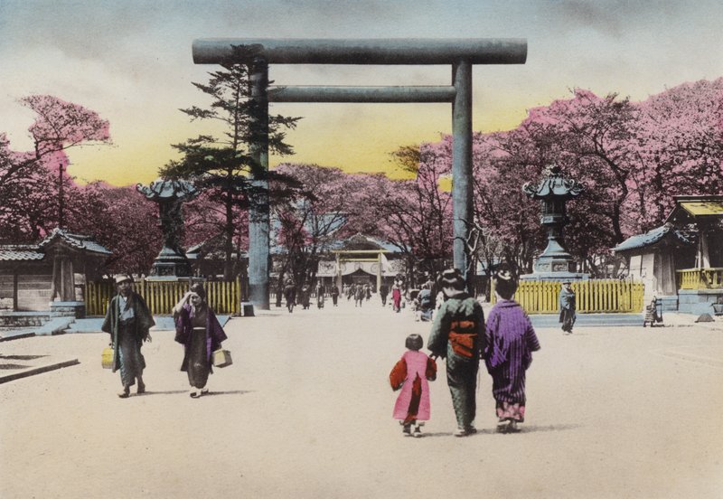 Japan, ca. 1912: De enorme bronzen Torii voor Shokonsha of geest oproepende heiligdom voor gesneuvelde soldaten in nationale problemen, Tokio door Photographer Japanese
