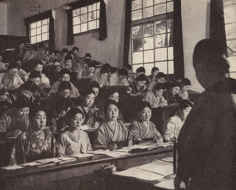Jonge Japanse vrouwen in hun laatste jaar aan de Women