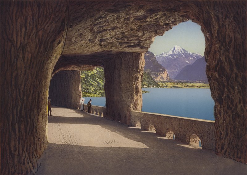 Axenstrafse, Gallerie, Fluelen en de Bristenstock (kleurenfoto) door Photographer Swiss