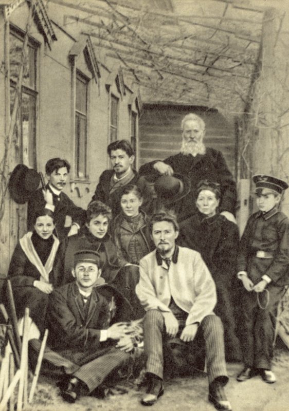 Anton Tsjechov met familie en vrienden in de binnenplaats van zijn huis aan de Sadovaya-Kudrinskaya Straat, Moskou, lente 1890 door Russian Photographer