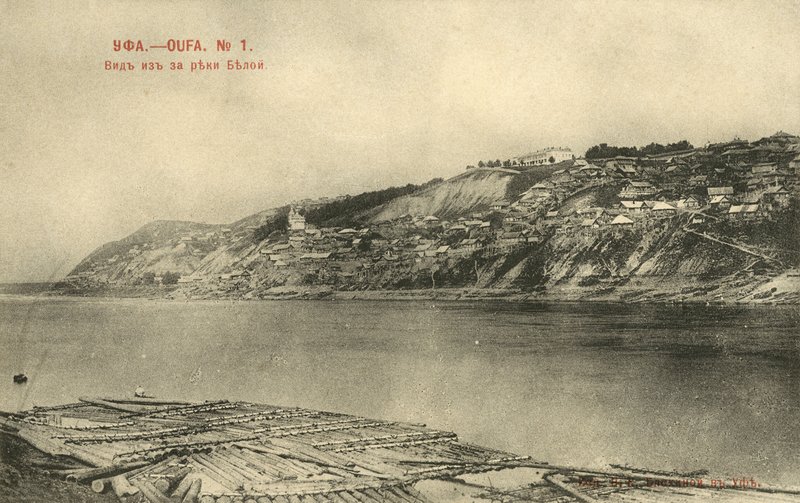Uitzicht op Ufa, Rusland, vanaf de rivier Belaya (zwart-wit foto) door Russian Photographer