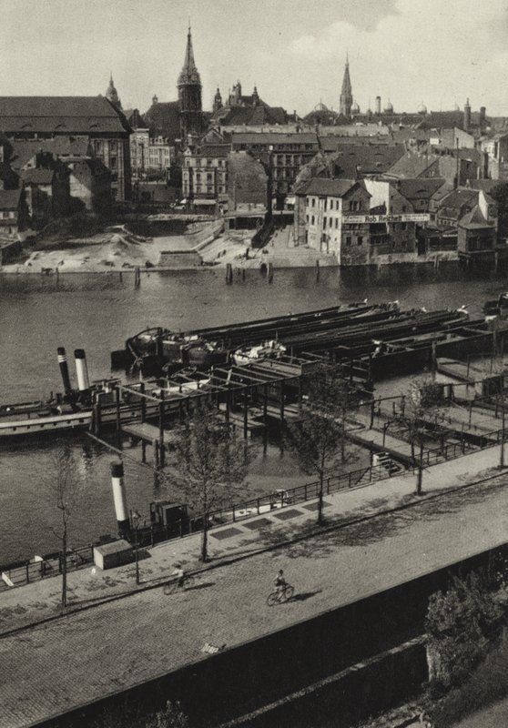 Berlijn: Uitzicht over de Spree naar de Klosterstrasse (zwart-wit foto) door Sasha Stone