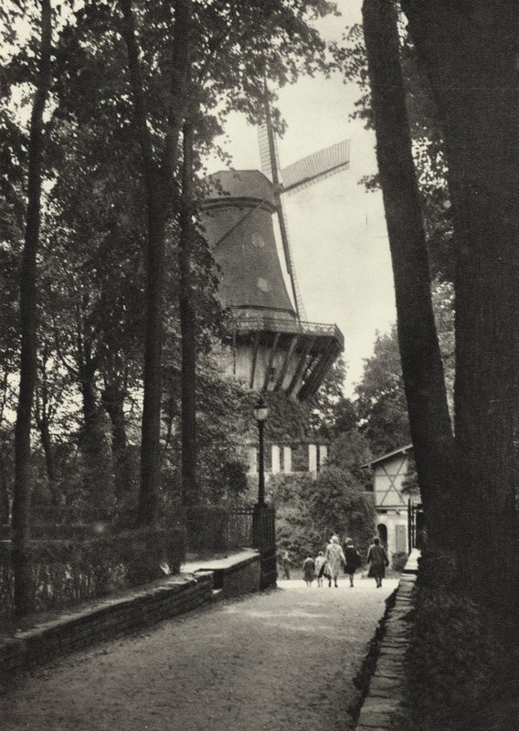 Potsdam, Historische Windmolen in Sanssouci (zwart-wit foto) door Sasha Stone