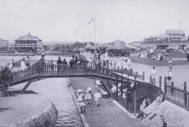 Brug over Kinder Vijver, Ocean Beach, Durban door South African Photographer