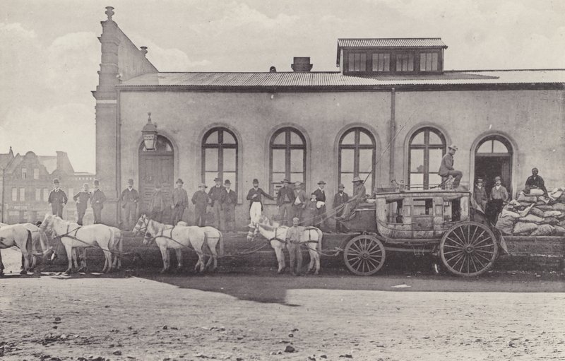 Historische Zichten, de Laatste Koets met Engelse Post en Oud Postkantoor door South African Photographer