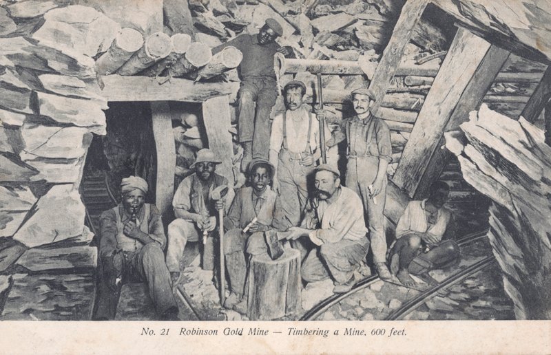 Mijnwerkers installeren houten stutten 600 voet onder de grond, Robinson Gold Mine, Zuid-Afrika (zwart-wit foto) door South African Photographer